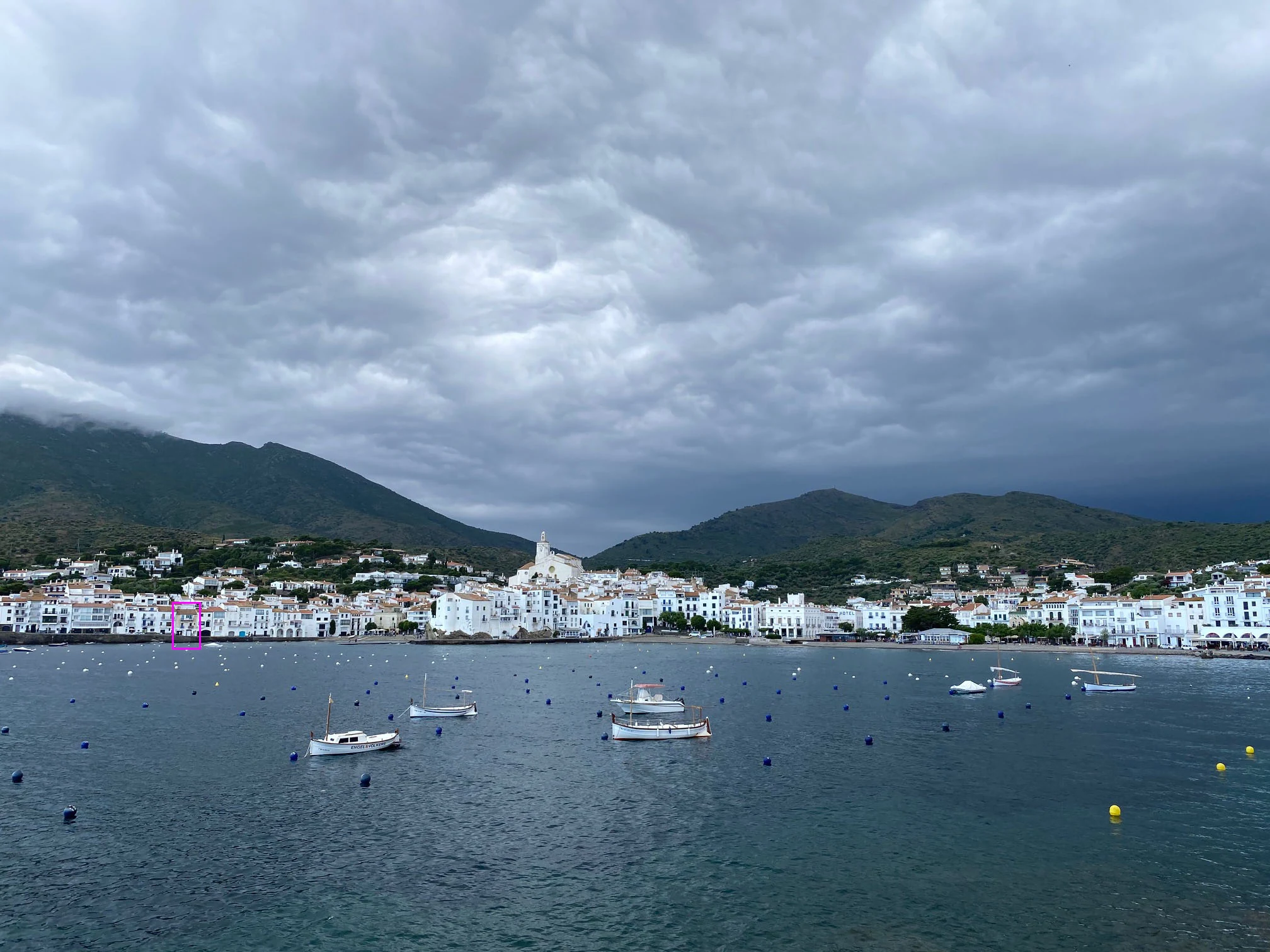 Vista panorámica del pueblo de Cadaqués con la iglesia de Santa María y el puerto