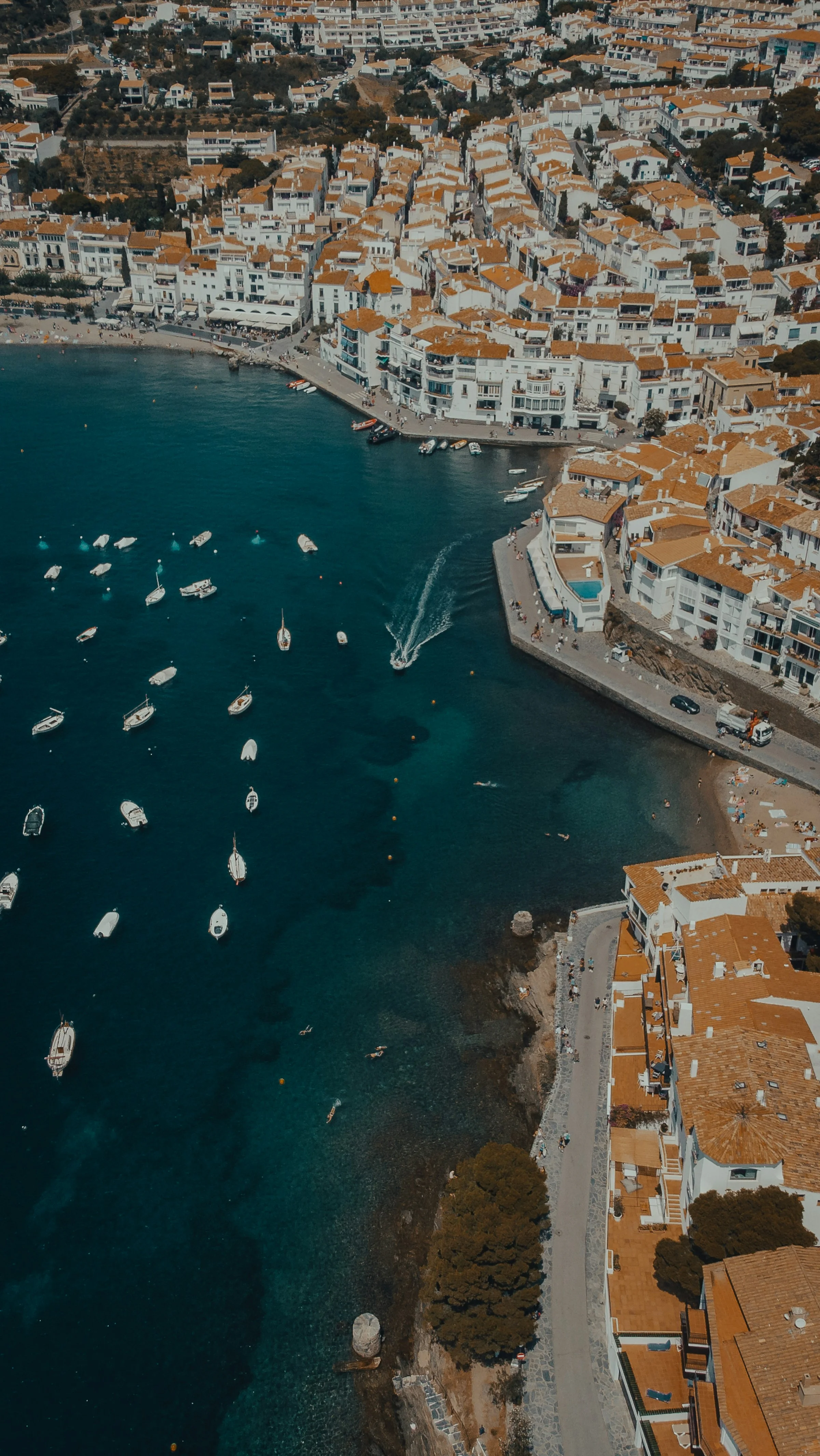 Comprar en Cadaqués siendo extranjero: NIE, financiación e impuestos (2026)