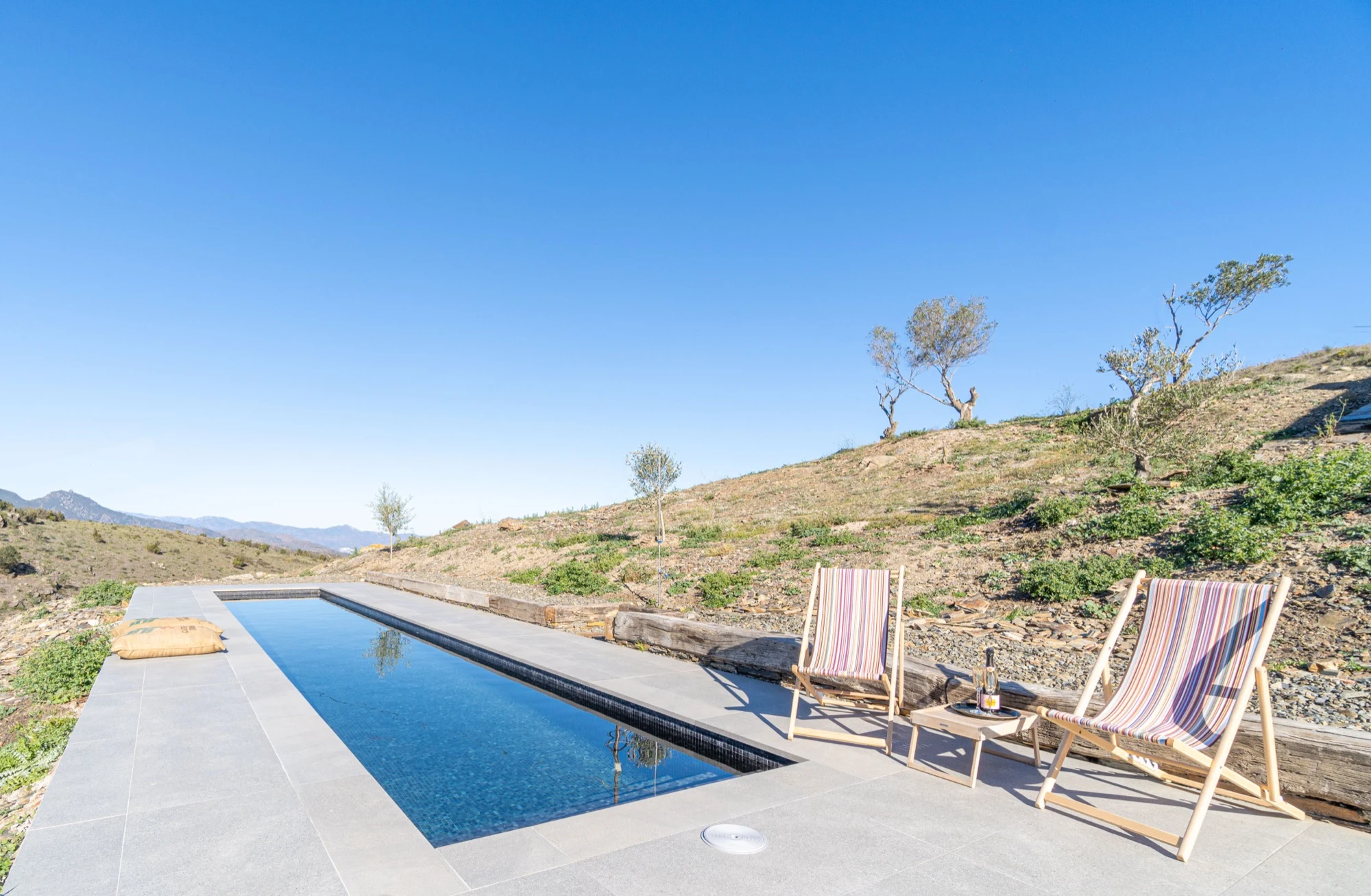 Piscina y terraza con vistas de una casa en Cadaqués — mantenimiento integral IMMOCDQ